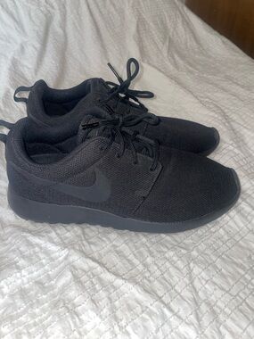 Women’s Nike Roshe sneakers